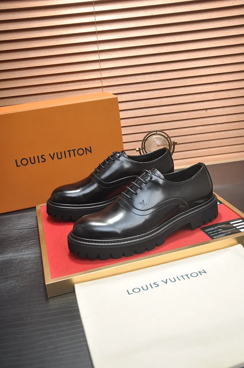 Men's men's shoes 💰640💶 [LV] (original single cowhide lining) 🍀LV's latest genuine leather business suit shoes are launched simultaneously on the official website. The first-layer cowhide imported from Italy is made of heavy gold, 💥official website 1:1 rubber outsole. Versatile to wear, high-end without losing class, and the color combination is extraordinary. This four-season style is alluring when worn on your feet, showing off your big-name flair. Standard code 38-45 (45 customized)